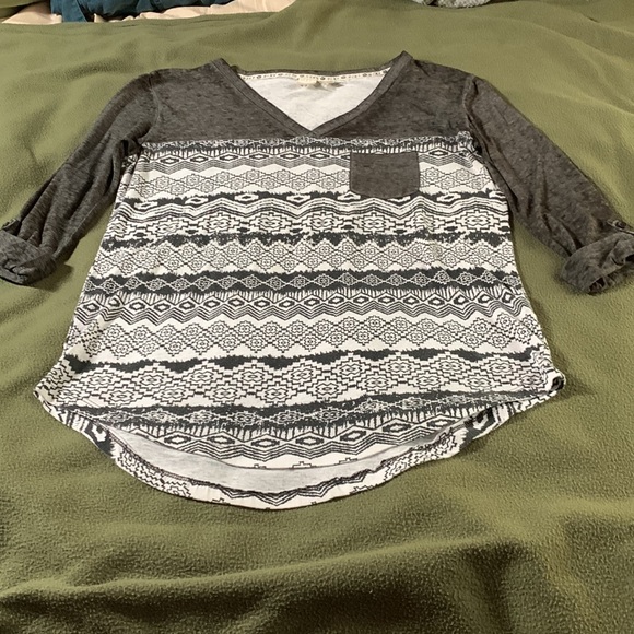 Roxy long sleeve/3/4 sleeve printed shirt.  Size medium. - Picture 6 of 8
